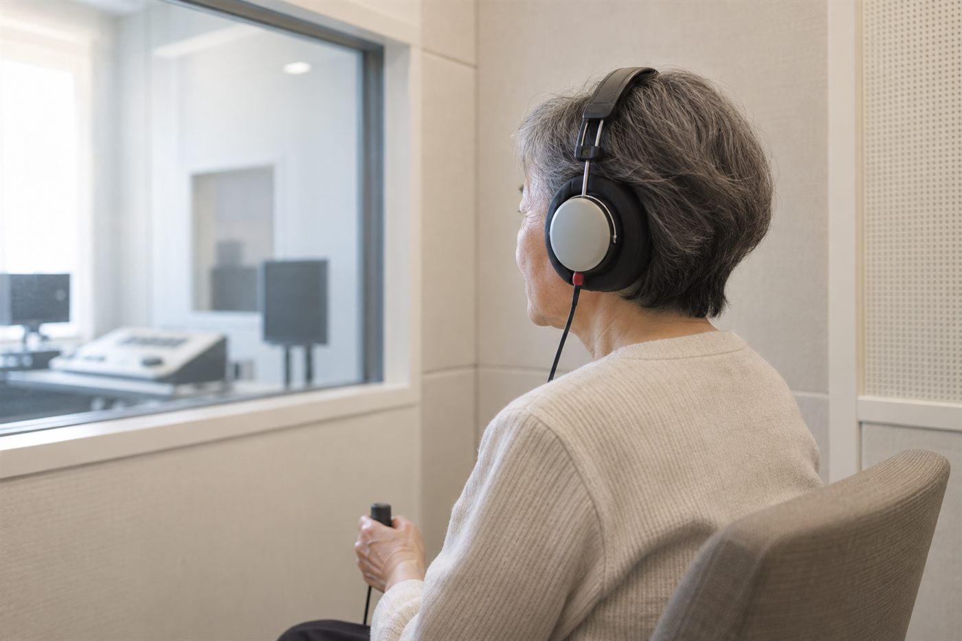 防音室で聴力測定を受ける様子