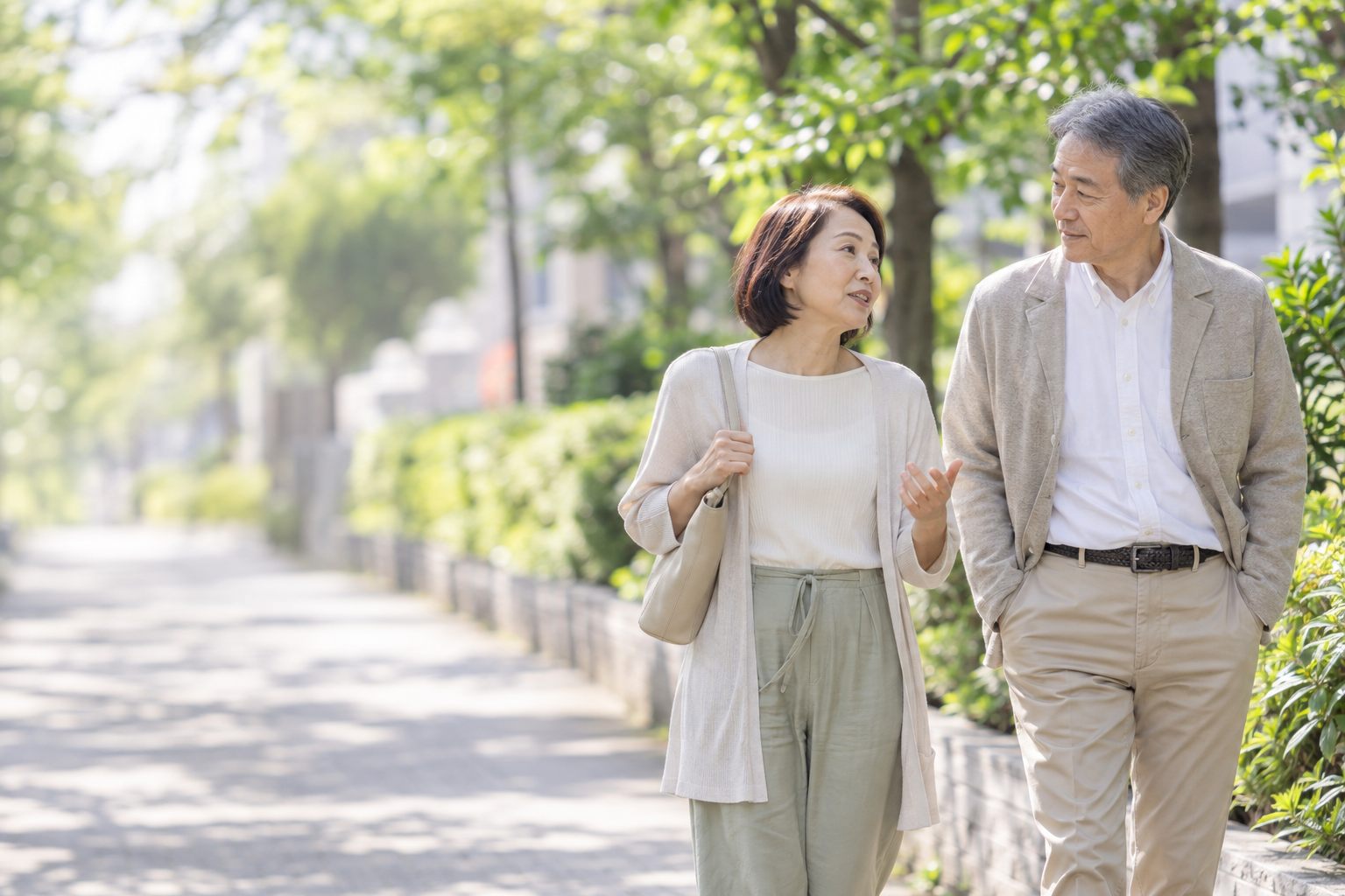 ご夫婦で散歩をしながら会話する様子
